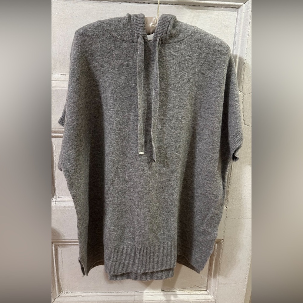 NWOT Calvin Klein women’s shortsleeved hooded sweater